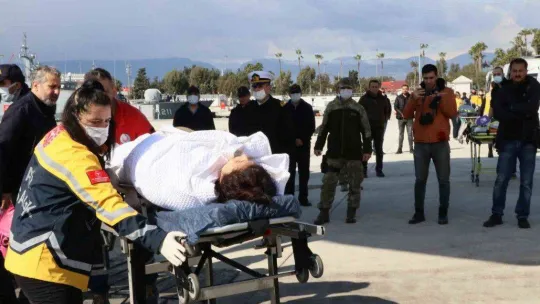 Yaralı depremzedeler gemiyle Mersin'e getirildi
