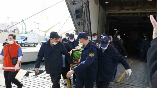 Yaralı depremzedeler gemiyle Mersin'e getirildi