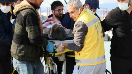 Yaralı depremzedeler gemiyle Mersin'e getirildi