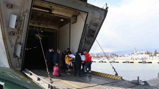Yaralı depremzedeler gemiyle Mersin'e getirildi