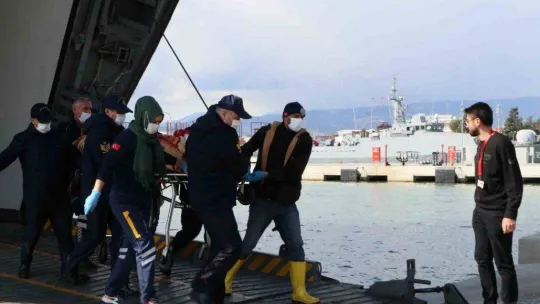 Yaralı depremzedeler gemiyle Mersin'e getirildi