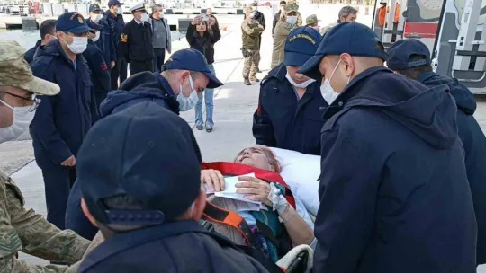 Yaralı depremzedeler gemiyle Mersin'e getirildi