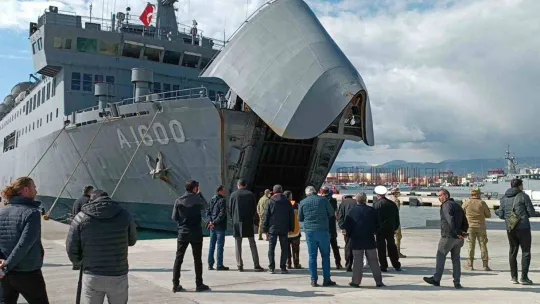 Yaralı depremzedeler gemiyle Mersin'e getirildi