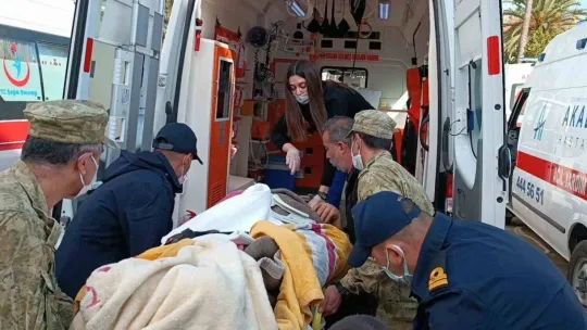 Yaralı depremzedeler gemiyle Mersin'e getirildi