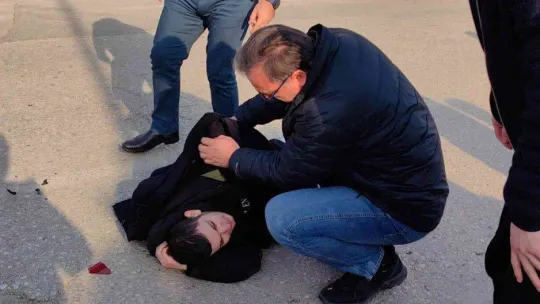 Yaralılara ilk müdahale yoldan geçen beyin cerrahından