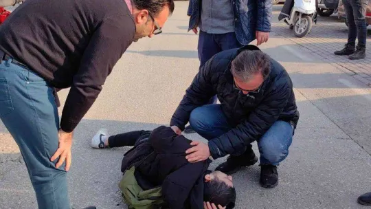 Yaralılara ilk müdahale yoldan geçen beyin cerrahından