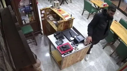 Yardım kumbarasını çaldı, önce kameraya sonra polise yakalandı