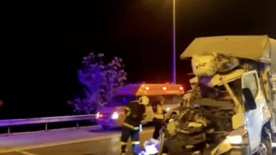 Yardım malzemesi taşıyan kamyonet, yardım malzemesi taşıyan tıra arkadan çarptı