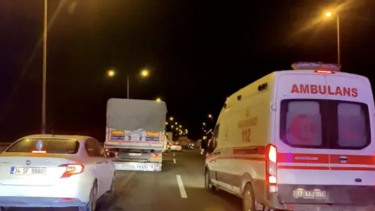 Yardım malzemesi taşıyan kamyonet, yardım malzemesi taşıyan tıra arkadan çarptı