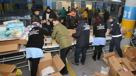 Yardım tırları Küçükçekmece'den afet bölgesine doğru yola çıktı