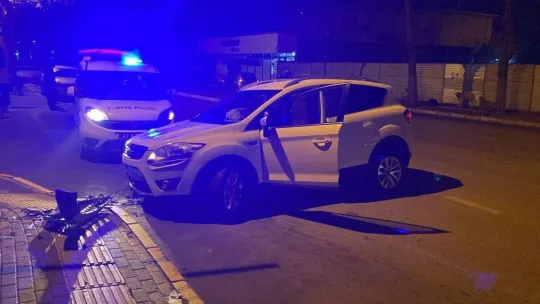 Yarış yapan motosikletlere çarpmamak için beton elektrik direğine çarptı: 1 yaralı