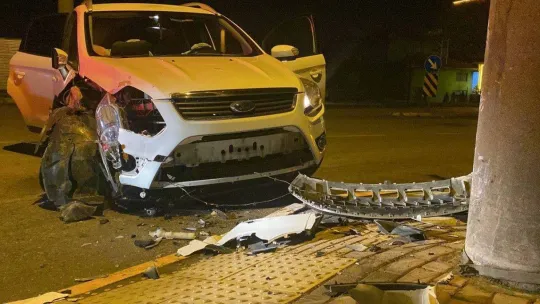 Yarış yapan motosikletlere çarpmamak için beton elektrik direğine çarptı: 1 yaralı