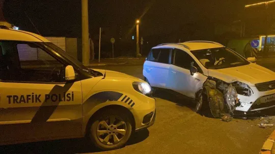 Yarış yapan motosikletlere çarpmamak için beton elektrik direğine çarptı: 1 yaralı