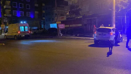 Yarış yapan motosikletlere çarpmamak için beton elektrik direğine çarptı: 1 yaralı