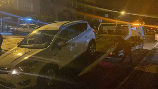 Yarış yapan motosikletlere çarpmamak için beton elektrik direğine çarptı: 1 yaralı