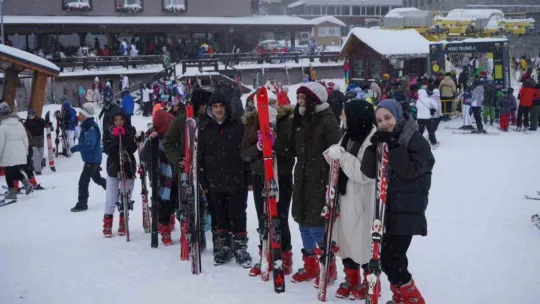 Yarıyıl tatilinin son günlerinde Uludağ'a tatilci akını