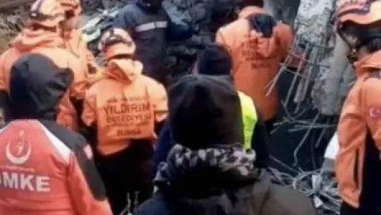 Yaşlı adam enkazdan 45 saat sonra sağ çıkartıldı