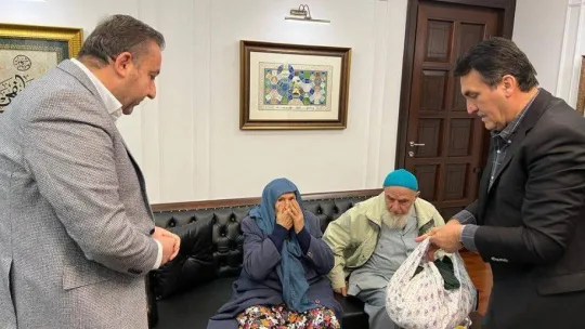 Yaşlı çiftten duygulandıran deprem yardımı