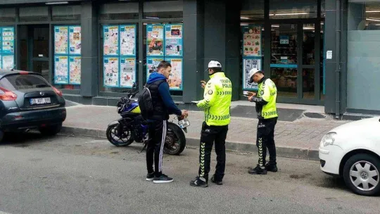 Yaya geçidinde motosikletlinin engelli vatandaşa çarptığı anlar kamerada