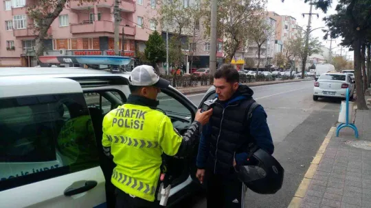 Yaya geçidinde motosikletlinin engelli vatandaşa çarptığı anlar kamerada