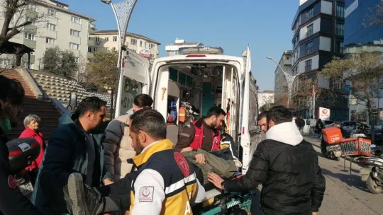 Yayaya çarpmamak için manevra yaptı, hastanelik oldu