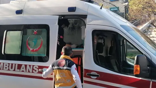 Yayaya çarpmamak için manevra yaptı, hastanelik oldu