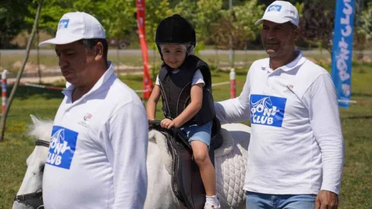 Yazdan kalma havada bine yakın çocuk ata binme fırsatı buldu