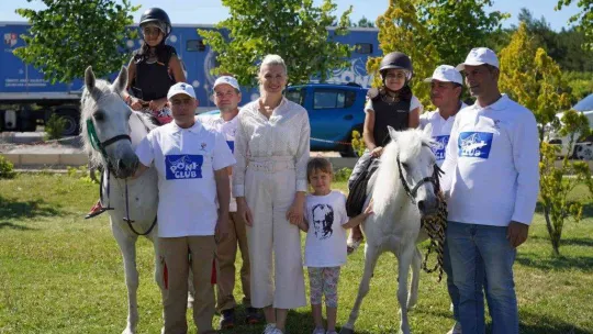 Yazdan kalma havada bine yakın çocuk ata binme fırsatı buldu