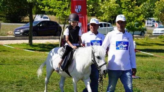 Yazdan kalma havada bine yakın çocuk ata binme fırsatı buldu