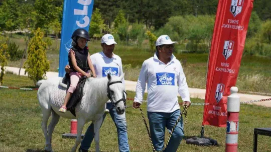 Yazdan kalma havada bine yakın çocuk ata binme fırsatı buldu