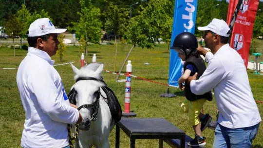 Yazdan kalma havada bine yakın çocuk ata binme fırsatı buldu