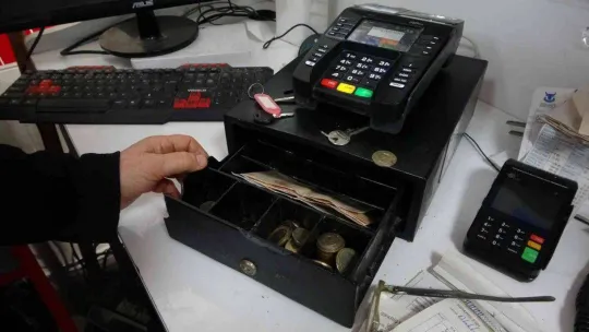 Yedi, içti, çaldı, yetmedi tuvaletini yaptı