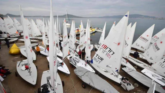 Yelken'de ILCA 1. ayak yarışları ve milli takım seçmeleri Ayvalık'ta tüm hızıyla devam ediyor