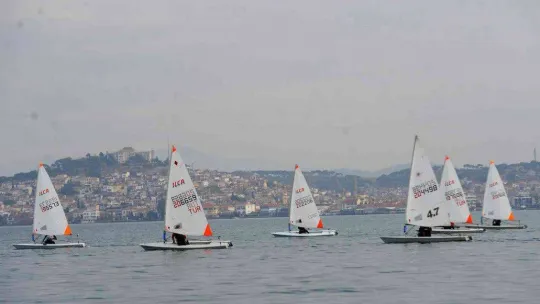 Yelken'de ILCA 1. ayak yarışları ve milli takım seçmeleri Ayvalık'ta tüm hızıyla devam ediyor