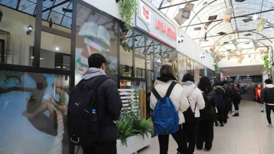 Yeni açılan Leyla Atakan Şehir Kütüphanesi gençlerin gözdesi oldu