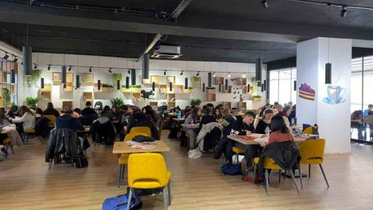 Yeni açılan Leyla Atakan Şehir Kütüphanesi gençlerin gözdesi oldu