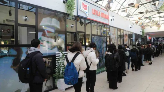 Yeni açılan Leyla Atakan Şehir Kütüphanesi gençlerin gözdesi oldu