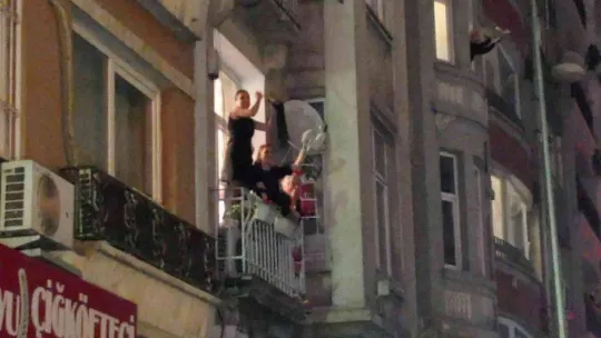 Yeni yılı tencere ve tava çalarak karşıladılar