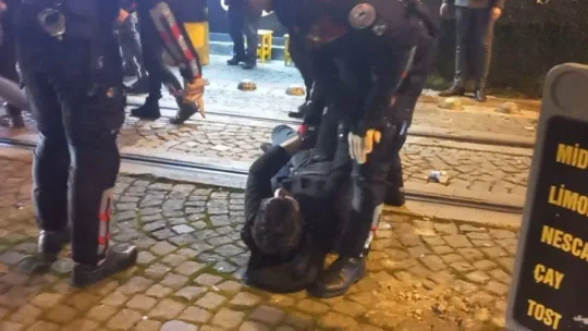 Yeni yılın ilk saatlerinde hareketli dakikalar: Yumruklar havada uçuştu