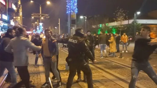 Yeni yılın ilk saatlerinde hareketli dakikalar: Yumruklar havada uçuştu