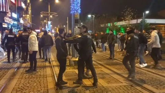 Yeni yılın ilk saatlerinde hareketli dakikalar: Yumruklar havada uçuştu