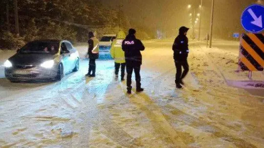 Yenice-Çan karayolunda zincirsiz ve kar lastiği olmayan araçlara izin verilmiyor
