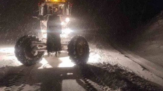 Yenice'de karla mücadele çalışmaları aralıksız sürüyor