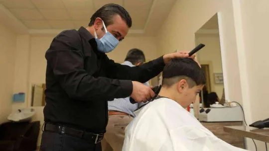 Yenimahalleli öğrencilere ücretsiz saç kesimi