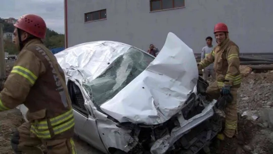 Yerde yatan yaralı oğlunu alnından öperek sakinleştirdi