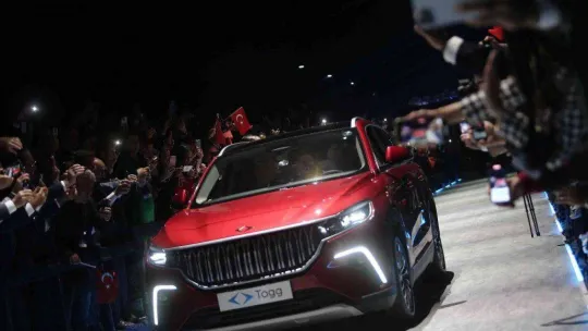 Yerli otomobil Togg banttan indi, Cumhurbaşkanı Erdoğan kullandı