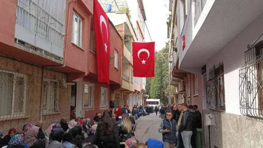 Yeşilçam'ın yıldızı Hülya Koçyiğit, Bursalı şehit astsubayın ailesini ziyaret etti