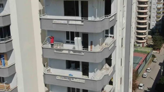 Yıkılacak binadaki eşyaları taşıyan hurdacıdan akılalmaz sözler