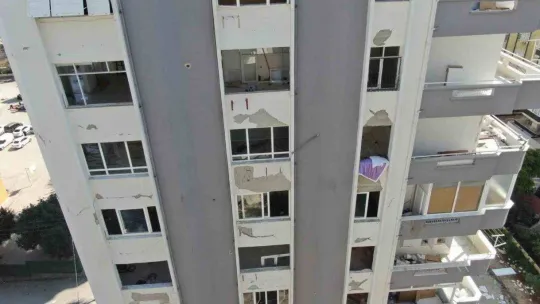 Yıkılacak binadaki eşyaları taşıyan hurdacıdan akılalmaz sözler