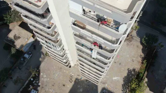 Yıkılacak binadaki eşyaları taşıyan hurdacıdan akılalmaz sözler